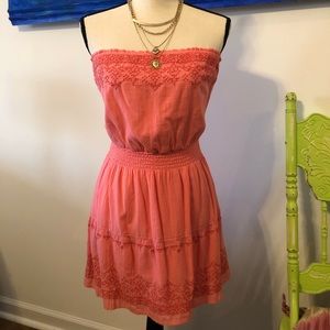 CORAL STRAPLESS EMBROIDERED MINI DRESS